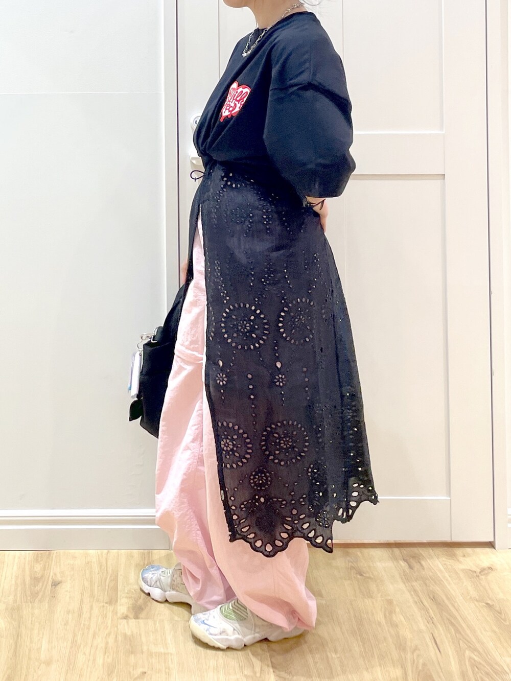 ブラック系のワンピース、ピンク系のその他パンツ、ブラック系のTシャツ/カットソーを着用したレディースの夏コーディネートの4枚目の写真