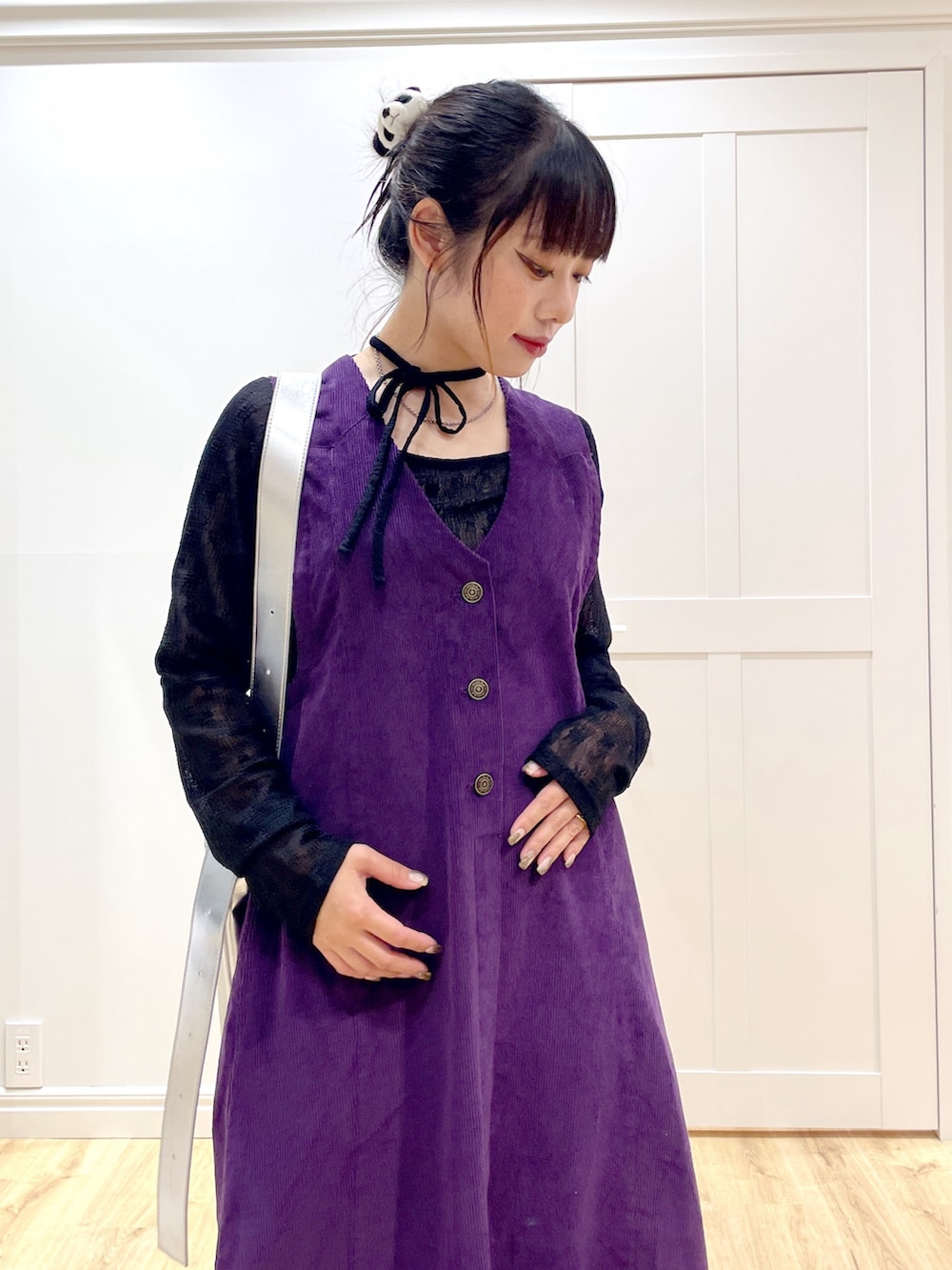 パープル系のワンピース、ブラック系のTシャツ/カットソー、シルバー系のショルダーバッグを着用したレディースの秋コーディネートの4枚目の写真