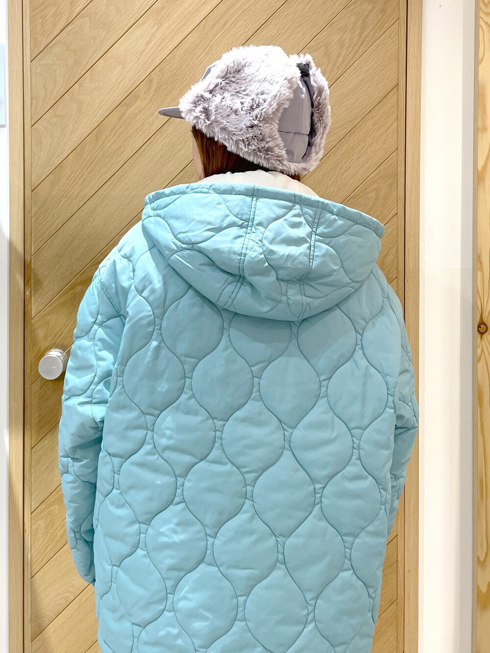 ホワイト系のTシャツ/カットソー、ホワイト系のナイロンジャケット、ブラック系のブーツを着用したレディースの秋コーディネートの4枚目の写真