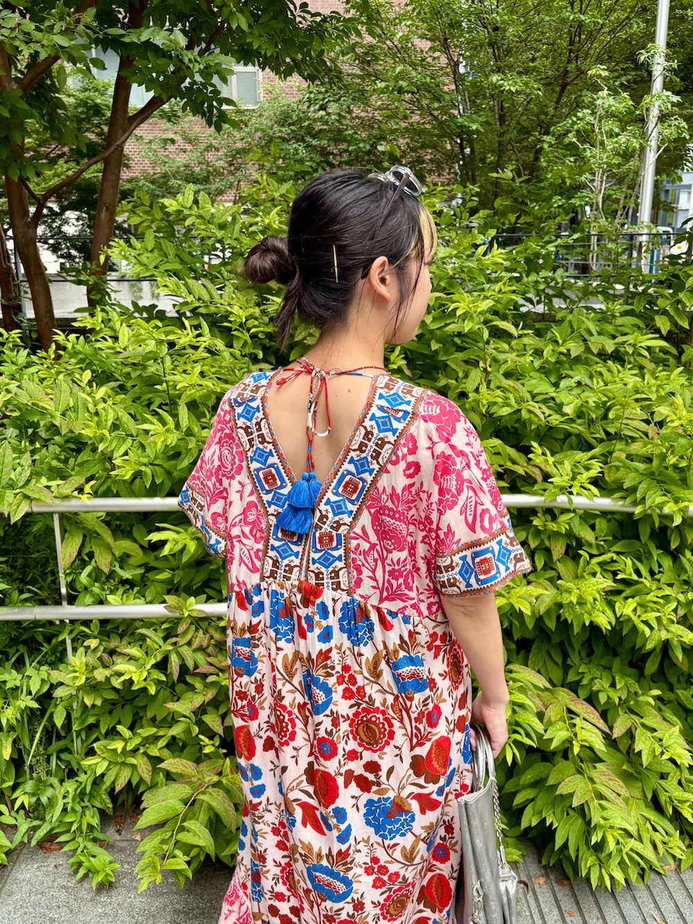 ブラック系のパンプス、シルバー系のショルダーバッグ、その他のワンピースを着用したレディースの夏コーディネートの5枚目の写真