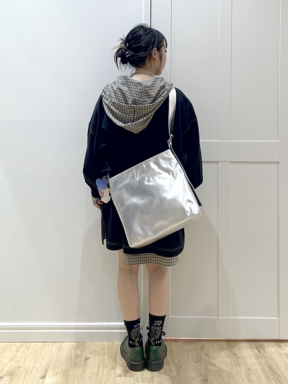 ブラック系のTシャツ/カットソー、ベージュ系のシャツ/ブラウス、シルバー系のショルダーバッグを着用したレディースの冬コーディネートの3枚目の写真