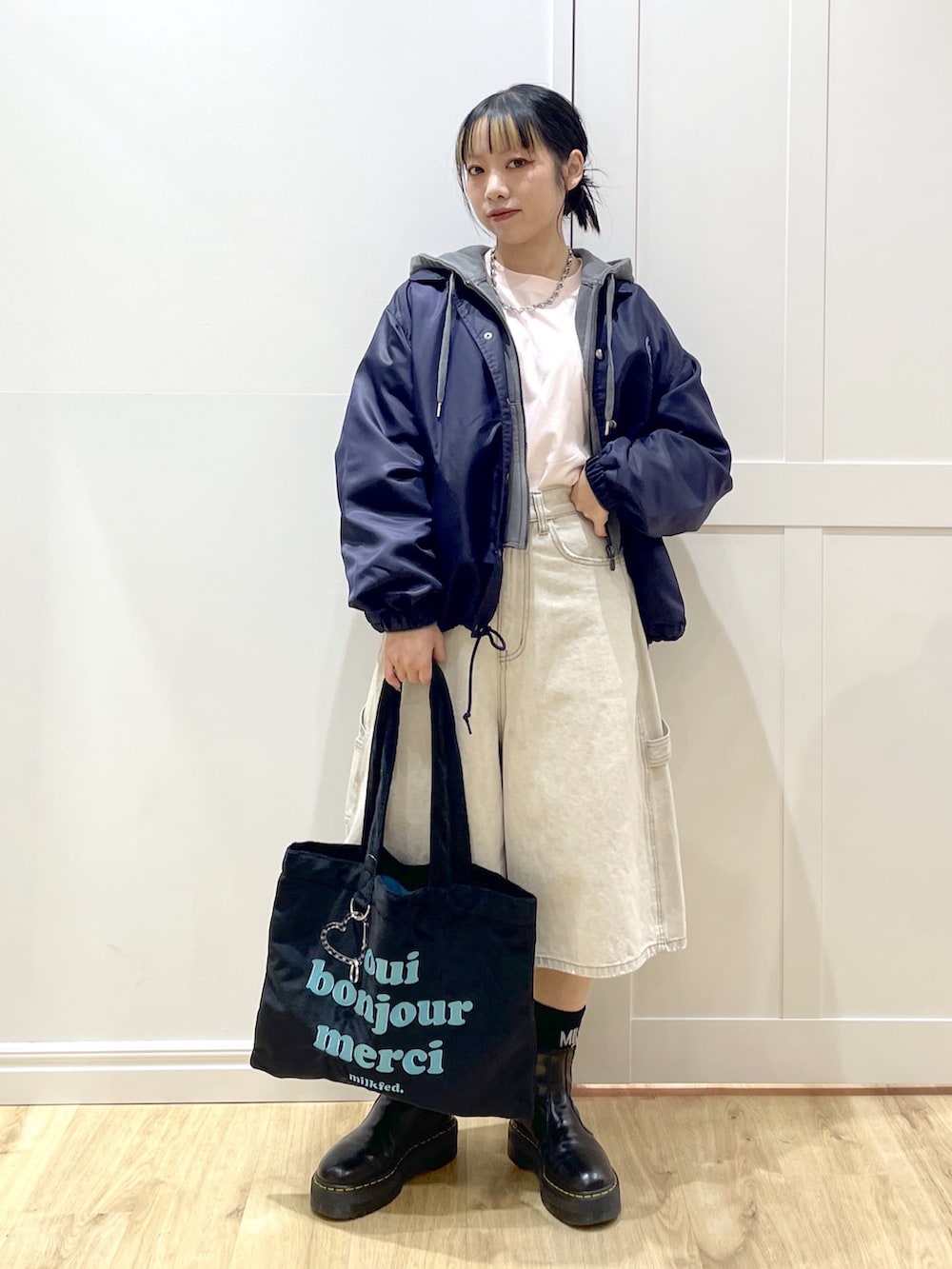 ピンク系のTシャツ/カットソー、ホワイト系のデニムパンツ、ブルー系のブルゾンを着用したレディースの冬コーディネートの2枚目の写真