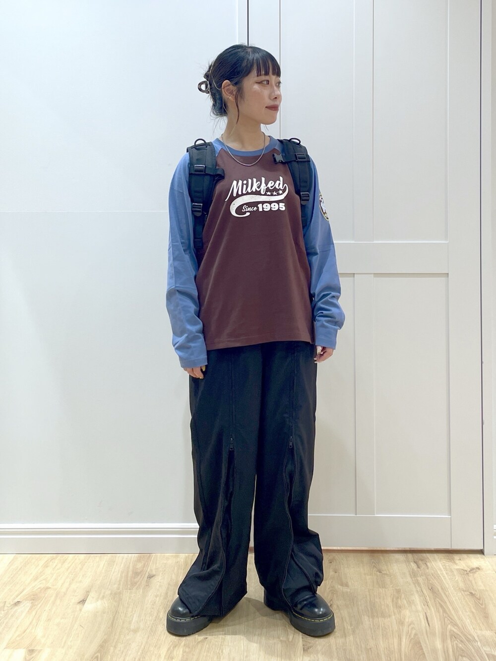 ブラック系のその他パンツ、ブラック系のブーツ、ブラウン系のTシャツ/カットソーを着用したレディースの夏コーディネートの3枚目の写真