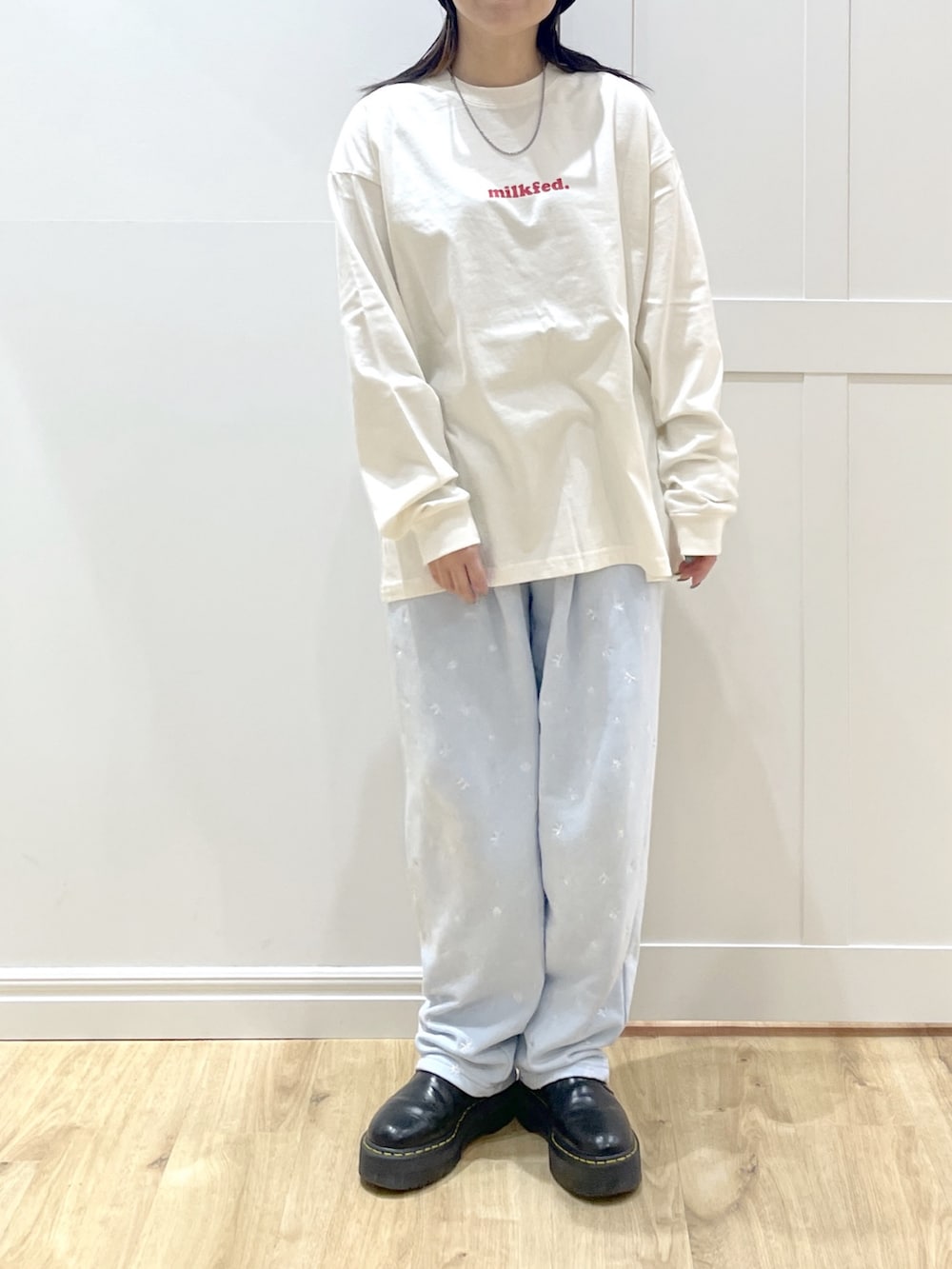 ブルー系のニット/セーター、ホワイト系のTシャツ/カットソー、ブルー系のスウェットパンツを着用したレディースの冬コーディネートの5枚目の写真