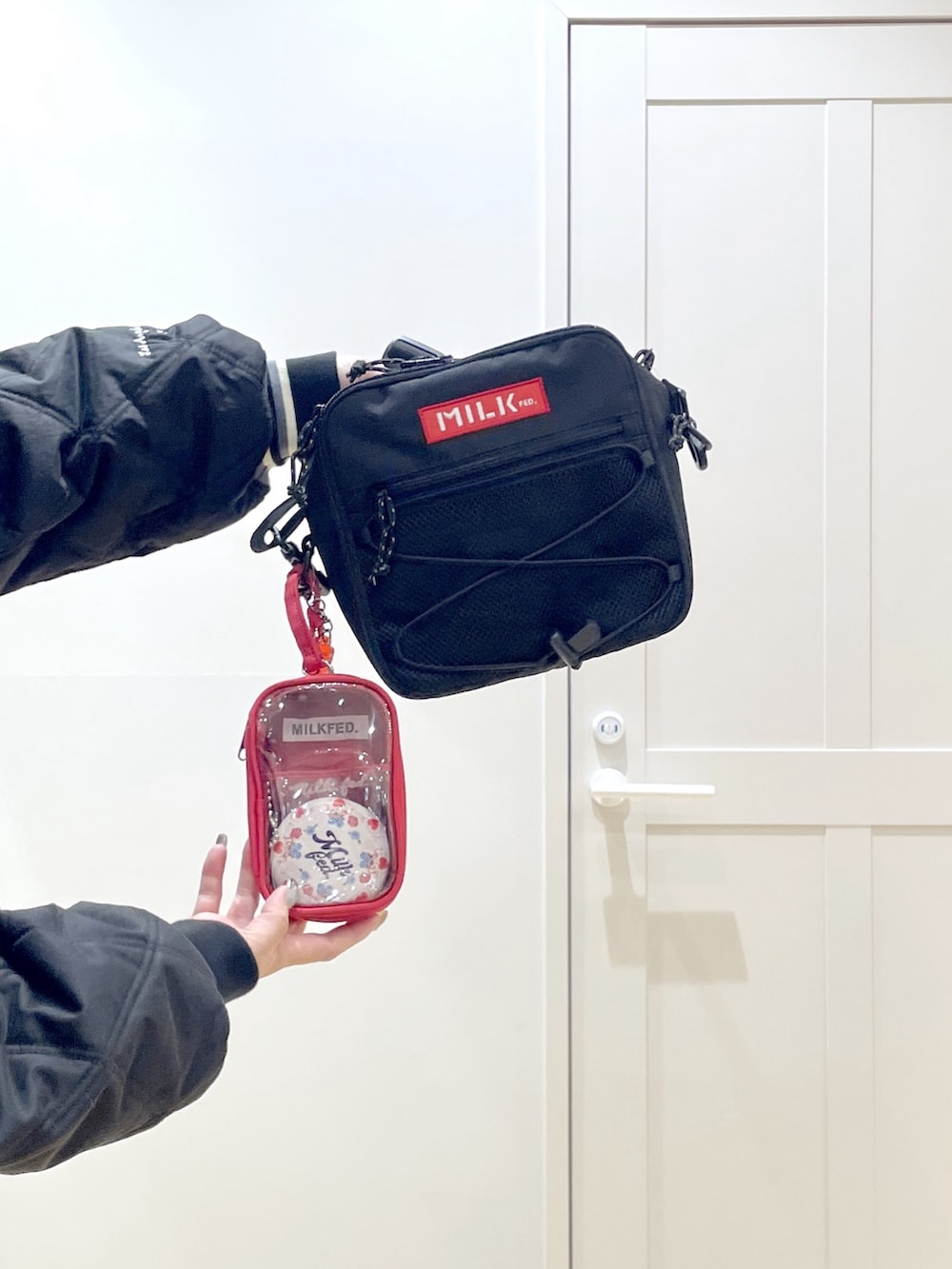 ブルー系のデニムパンツ、ベージュ系のスウェット、レッド系のショルダーバッグを着用したレディースの冬コーディネートの9枚目の写真