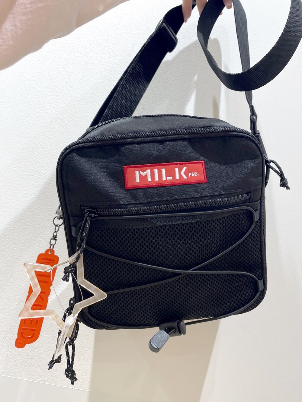 ブラック系のスウェットパンツ、ピンク系のダウンジャケット/コート、ベージュ系のTシャツ/カットソーを着用したレディースの冬コーディネートの9枚目の写真