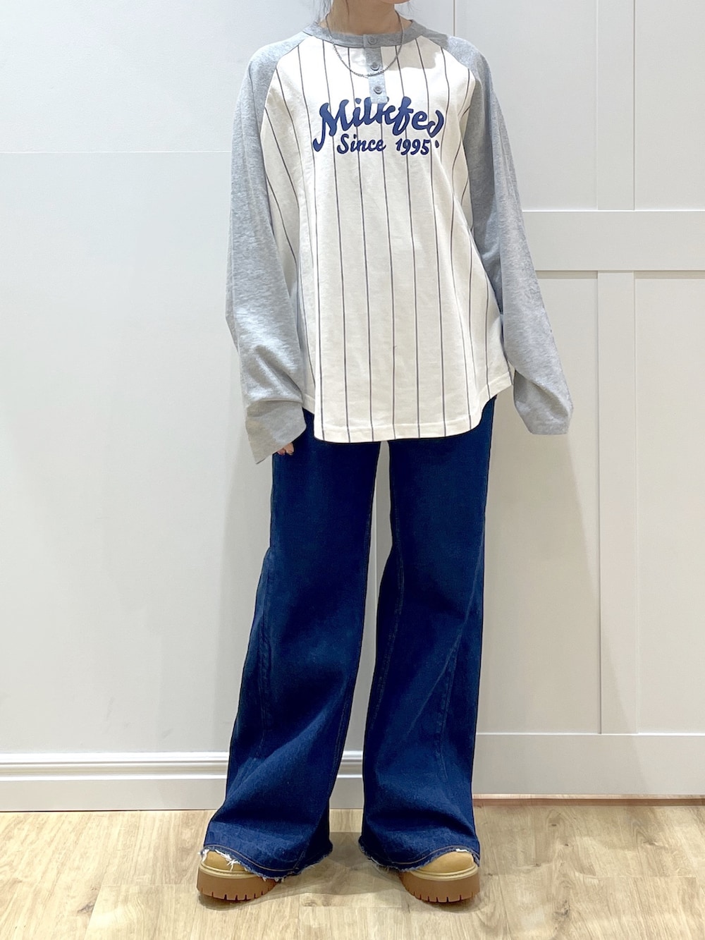 ベージュ系のブーツ、ブルー系のデニムパンツ、ブラック系のベストを着用したレディースの秋コーディネートの8枚目の写真