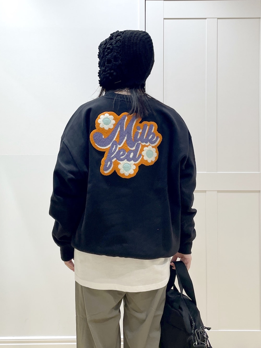 ブラック系のブーツ、ブラック系のスウェット、グリーン系のその他パンツを着用したレディースの冬コーディネートの3枚目の写真