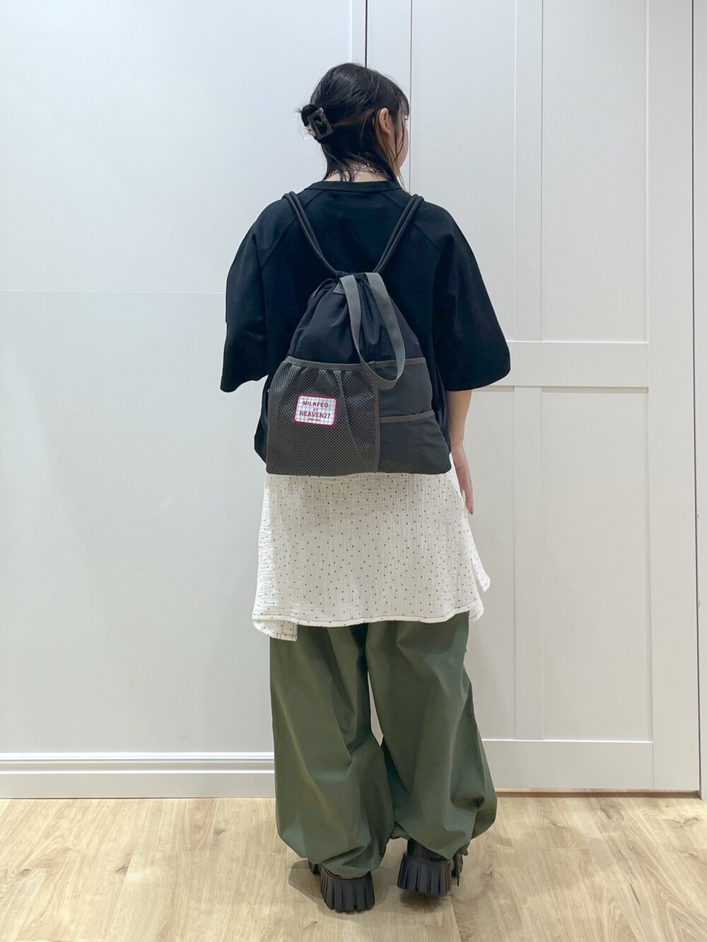 グリーン系のその他パンツ、ホワイト系のシャツ/ブラウス、ブラック系のTシャツ/カットソーを着用したレディースの春コーディネートの3枚目の写真