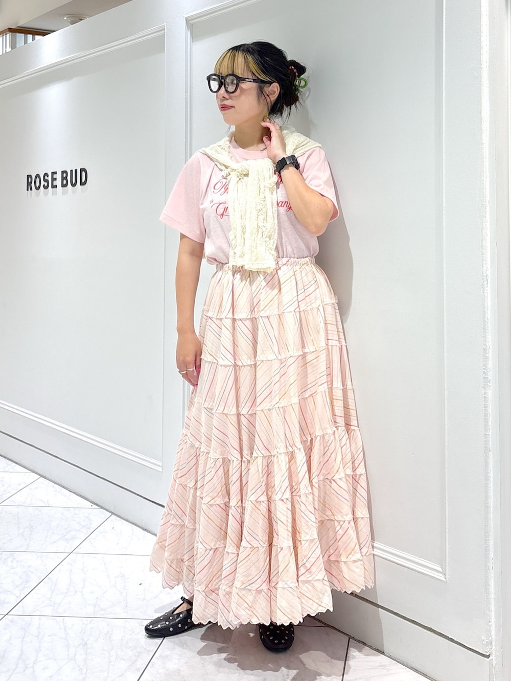ピンク系のTシャツ/カットソー、ピンク系のスカート、ブラック系のその他シューズを着用したレディースの夏コーディネートの4枚目の写真