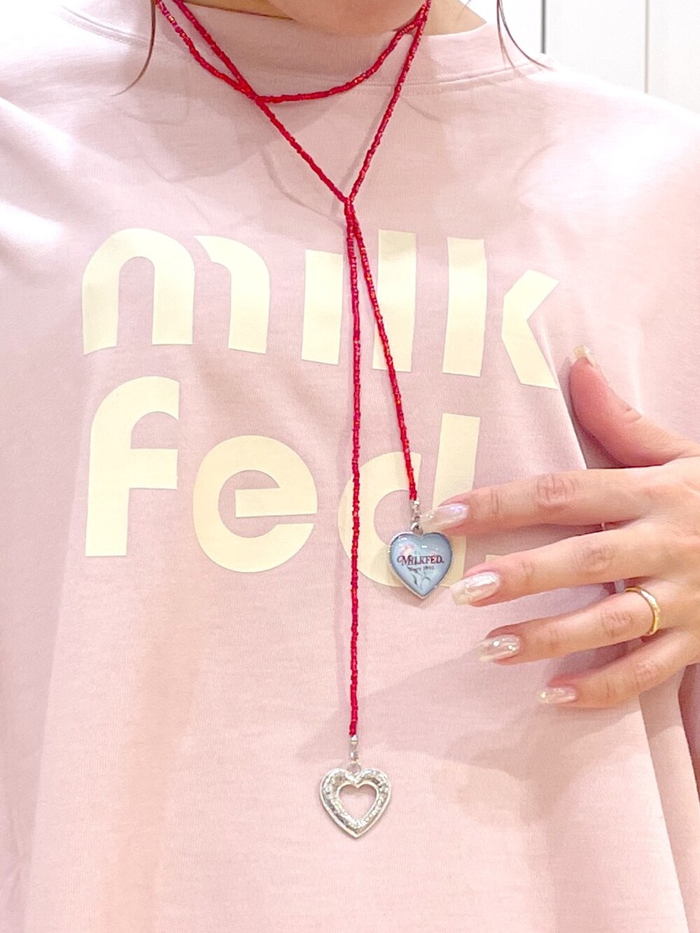 ブラウン系のTシャツ/カットソー、ブラック系のハンドバッグ、ブラック系のサンダルを着用したレディースの春コーディネートの5枚目の写真