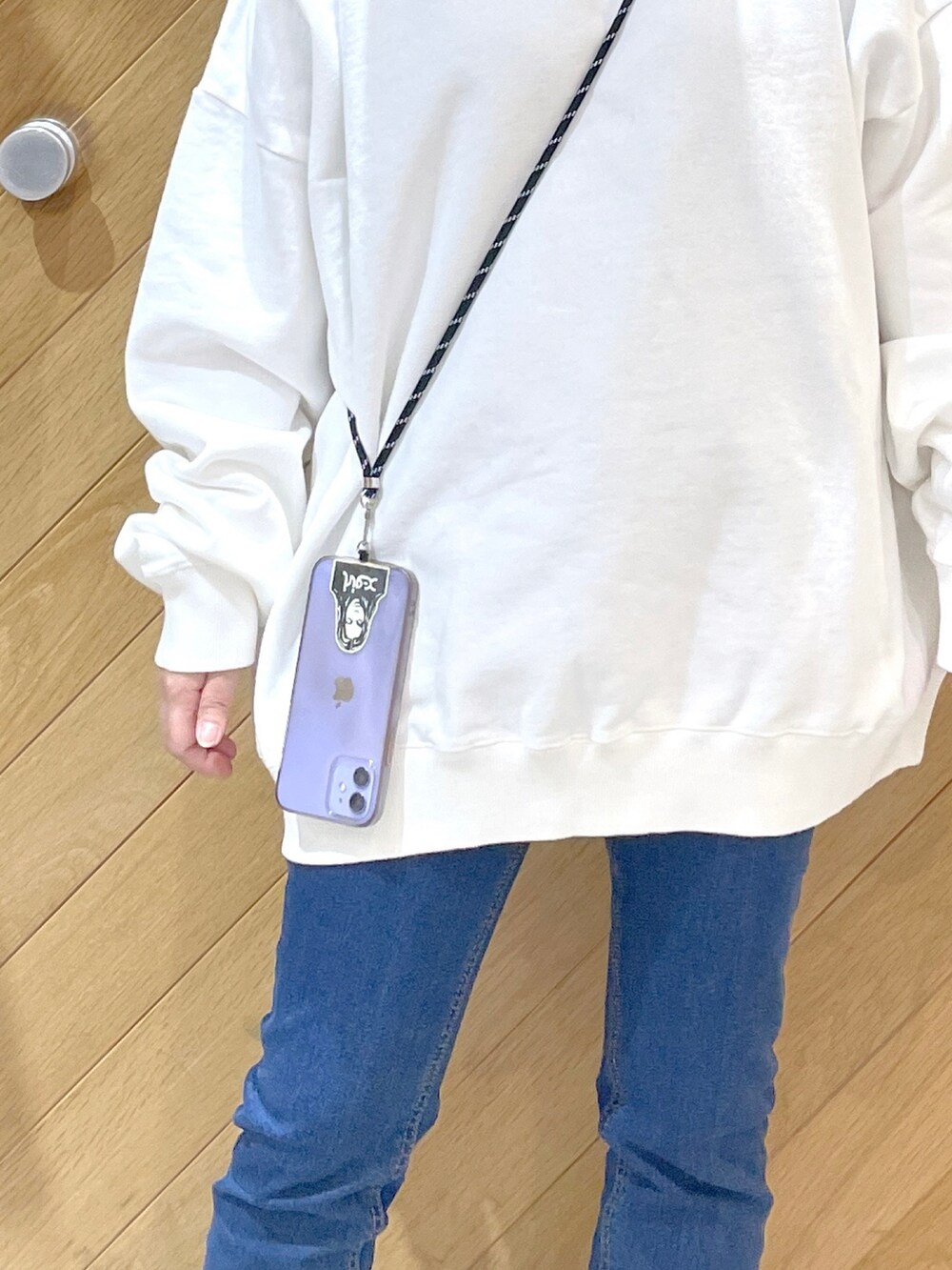 ホワイト系のスウェット、ブルー系のその他パンツ、その他のシューズを着用したレディースの冬コーディネートの4枚目の写真