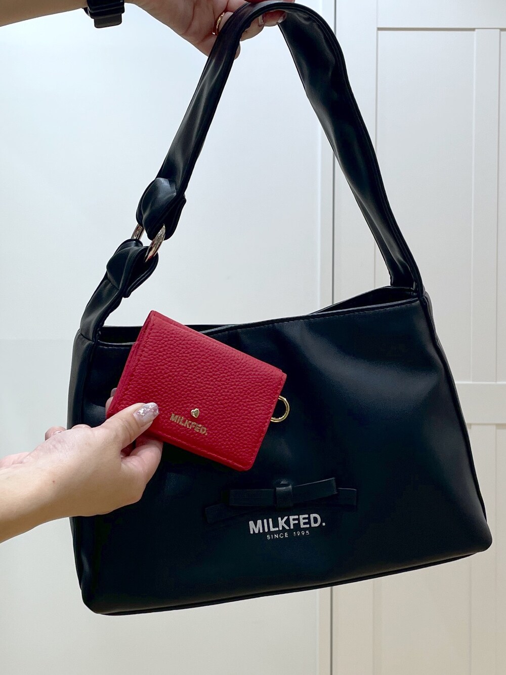 ブラック系のワンピース、ブラウン系のTシャツ/カットソー、ブラック系のサンダルを着用したレディースの夏コーディネートの5枚目の写真