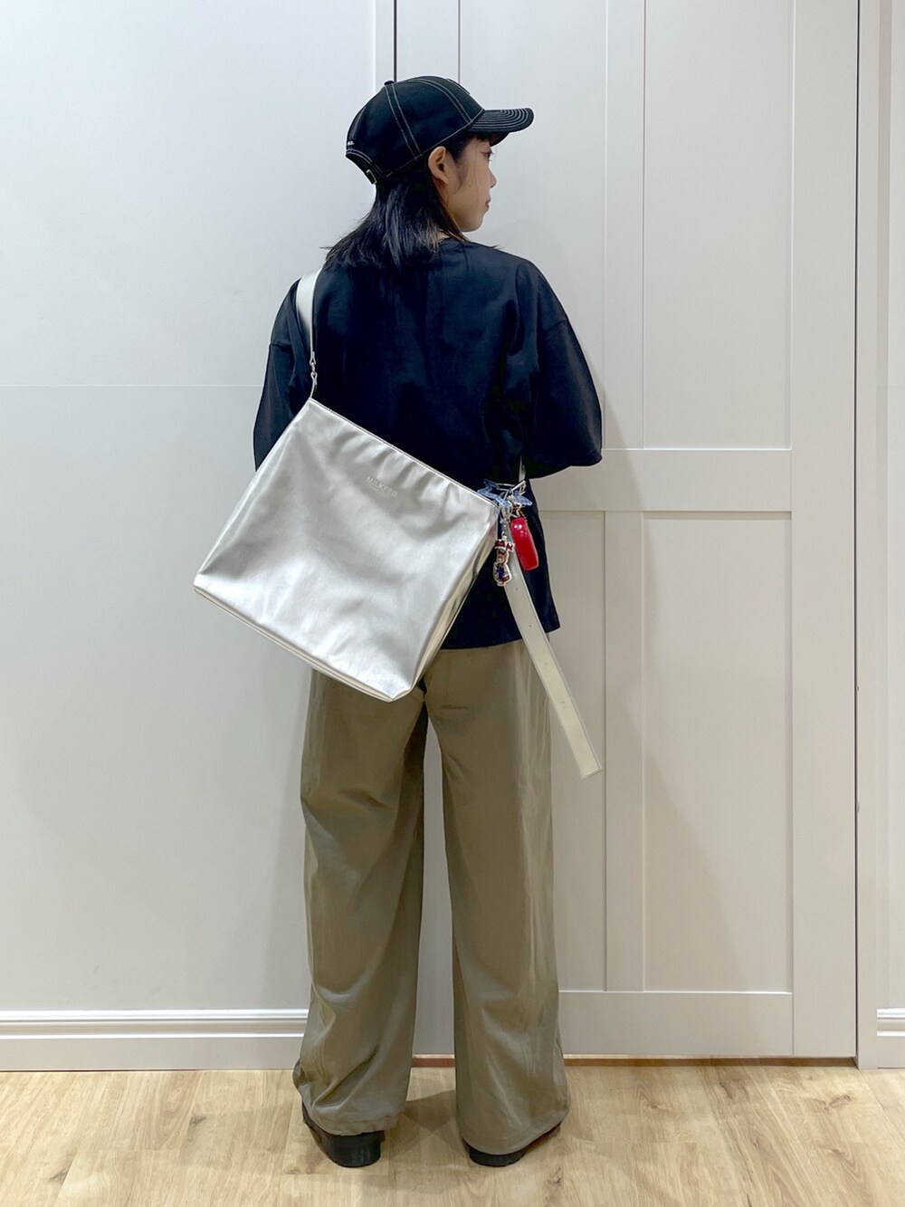 ブラック系のTシャツ/カットソー、シルバー系のショルダーバッグ、ブラック系のブーツを着用したレディースの夏コーディネートの2枚目の写真