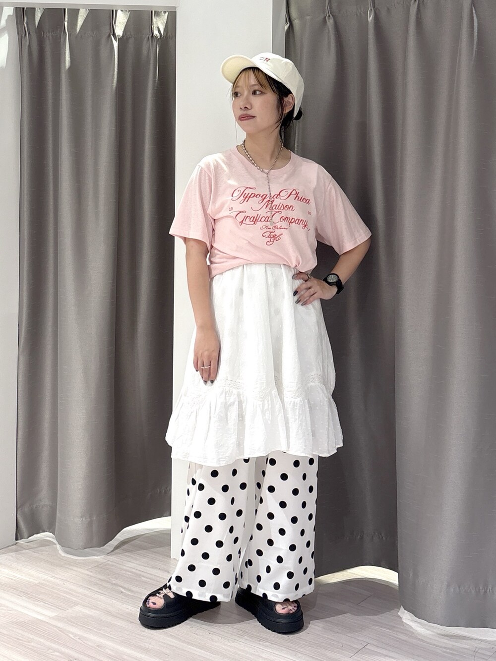 ホワイト系のその他パンツ、ピンク系のTシャツ/カットソー、ホワイト系のワンピースを着用したレディースの夏コーディネートの2枚目の写真