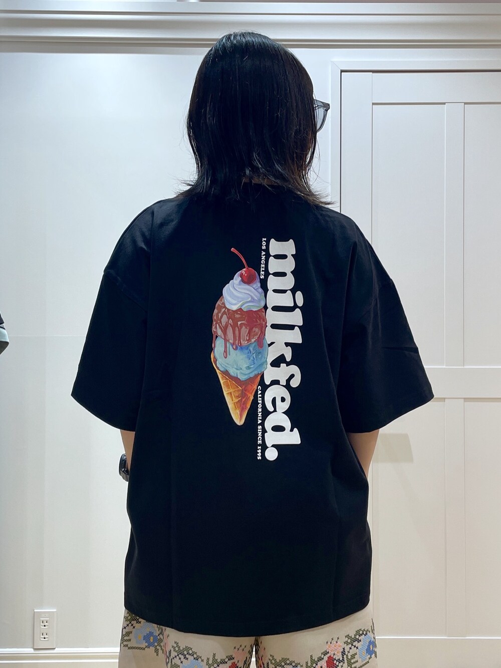 ブラック系のTシャツ/カットソー、ホワイト系のその他パンツ、ブラック系のサンダルを着用したレディースの夏コーディネートの5枚目の写真