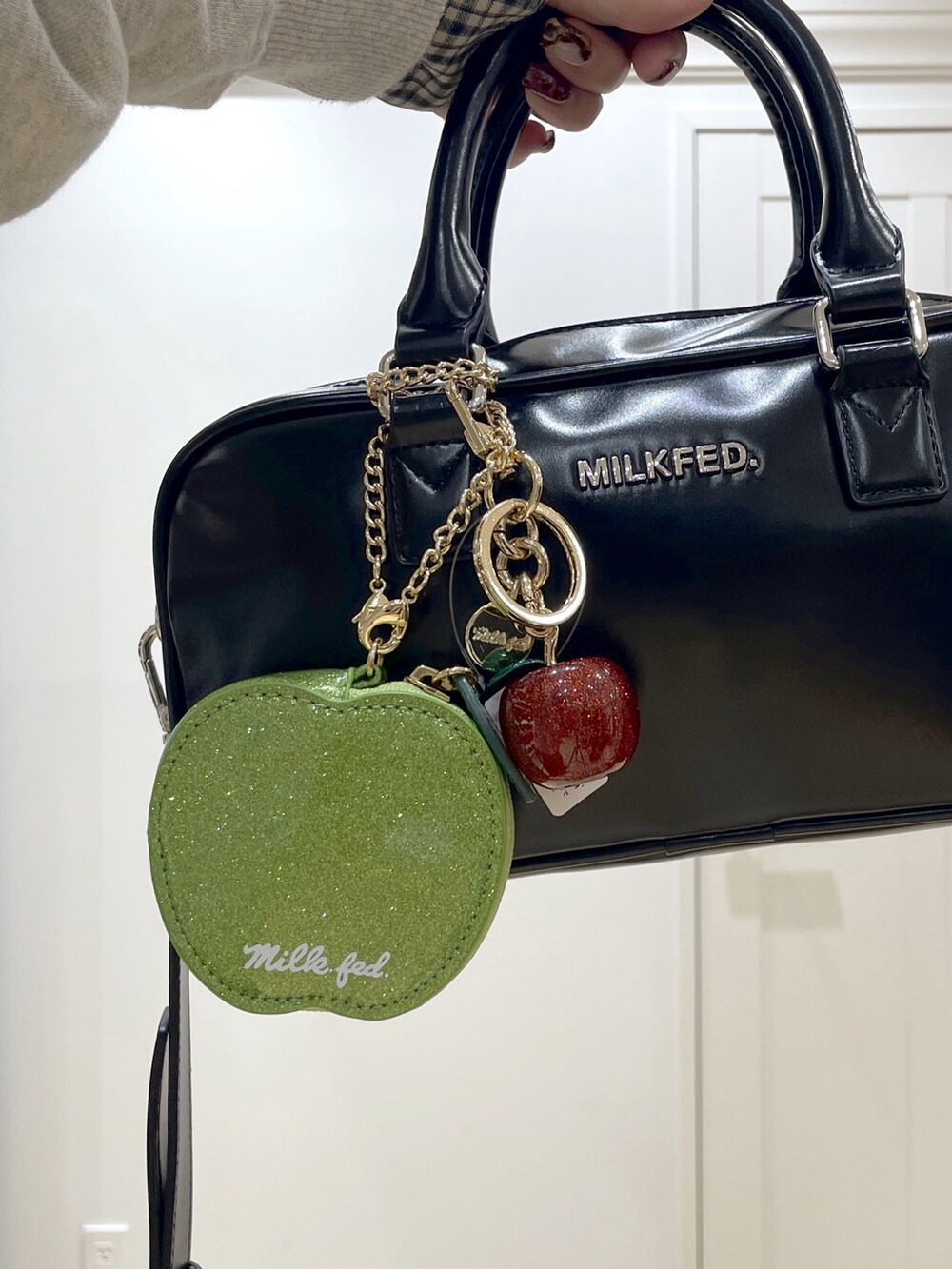 ベージュ系のブーツ、ブラック系のスカート、ベージュ系のスウェットを着用したレディースの秋コーディネートの6枚目の写真