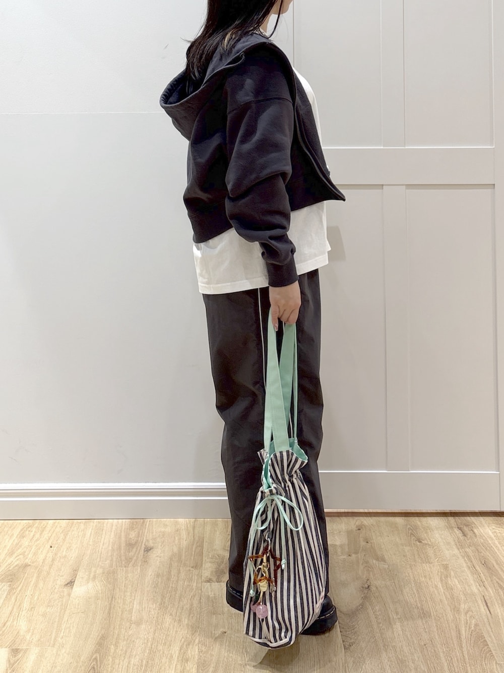 グレー系のその他パンツ、グレー系のパーカー、ホワイト系のTシャツ/カットソーを着用したレディースの冬コーディネートの5枚目の写真