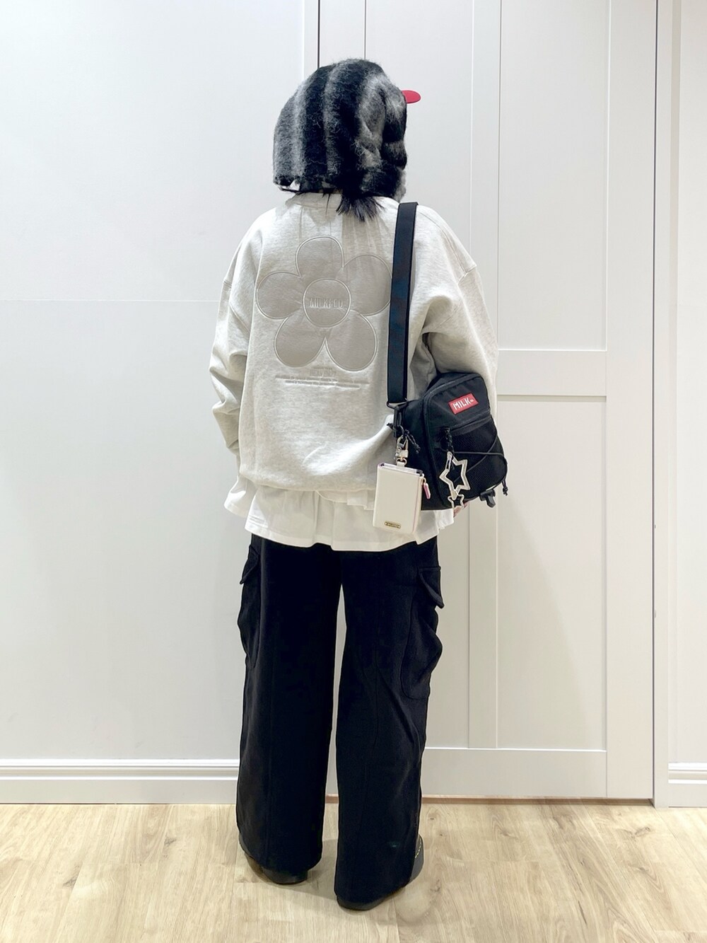 ホワイト系のTシャツ/カットソー、ベージュ系のスウェット、ブラック系のスウェットパンツを着用したレディースの秋コーディネートの2枚目の写真