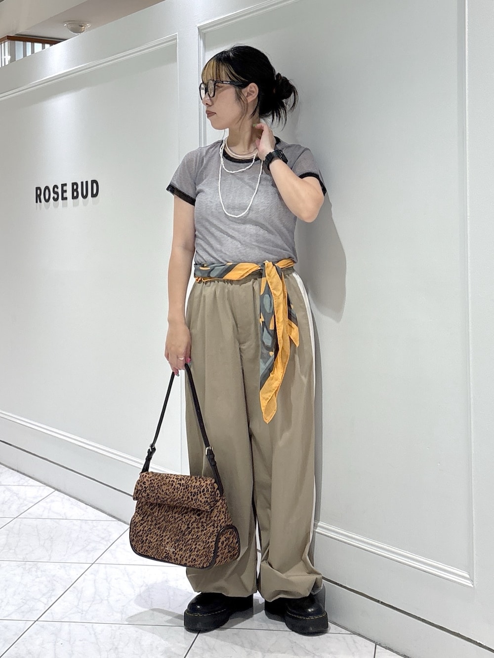 ブラック系のブーツ、ベージュ系のその他パンツ、グレー系のシャツ/ブラウスを着用したレディースの夏コーディネートの4枚目の写真
