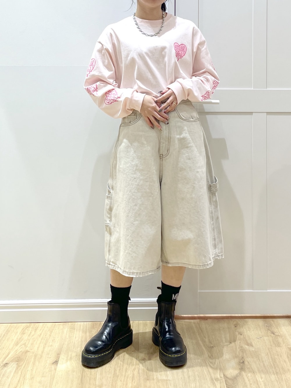 ピンク系のTシャツ/カットソー、ホワイト系のデニムパンツ、ブルー系のブルゾンを着用したレディースの冬コーディネートの7枚目の写真