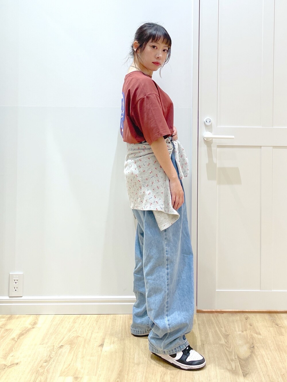 グレー系のTシャツ/カットソー、ブラウン系のTシャツ/カットソー、ブルー系のデニムパンツを着用したレディースの春コーディネートの3枚目の写真