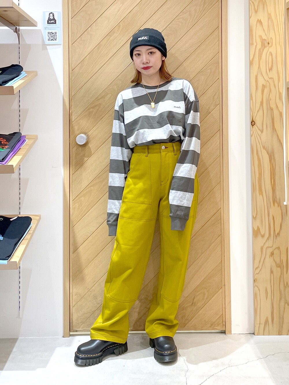 グリーン系のTシャツ/カットソー、ブラウン系のその他パンツ、ブラック系のブーツを着用したレディースの秋コーディネートの3枚目の写真