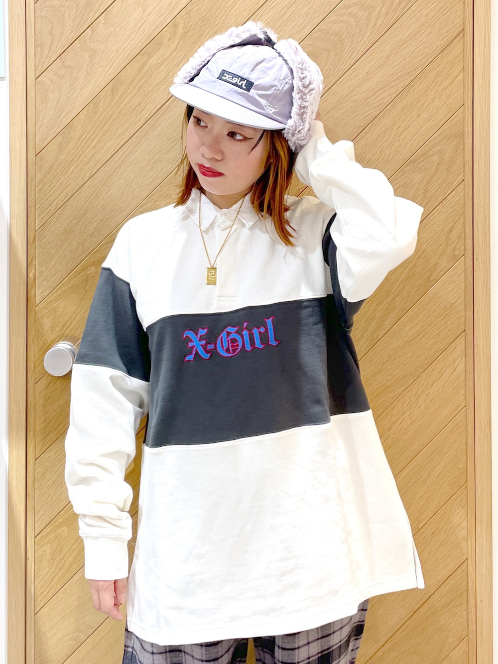 「ラグビーシャツ、ストリート、ストリートコーデ、チェックパンツ、AF1、白スニーカー、x-girl、エックスガール、ファーキャップ、低身長、おしゃれさんと繋がりたい、相互フォロー、秋服準備はじめました、チェック」｜「X-girlのHEAVYWEIGHT FLANNEL EASY PANTS/ヘビーウェイト　フランネル　イージーパンツ（その他パンツ、ブラック系）」を使った、SAKI 🍣さん（レディース・151cm）の秋コーディネートの3枚目の写真