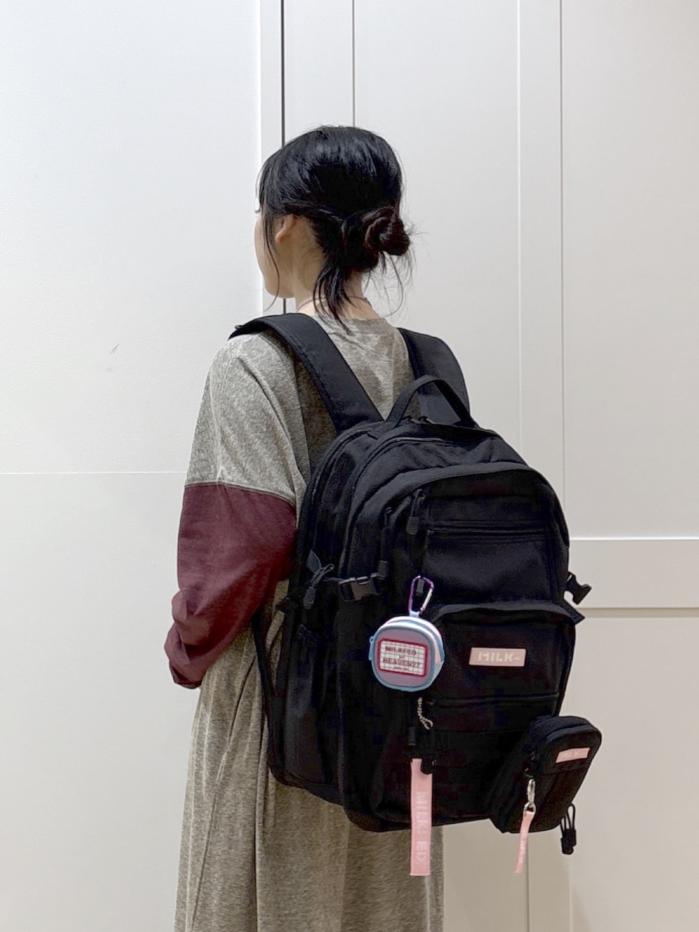 ピンク系のショルダーバッグ、ピンク系のバックパック/リュック、ブラック系のブーツを着用したレディースの春コーディネートの4枚目の写真