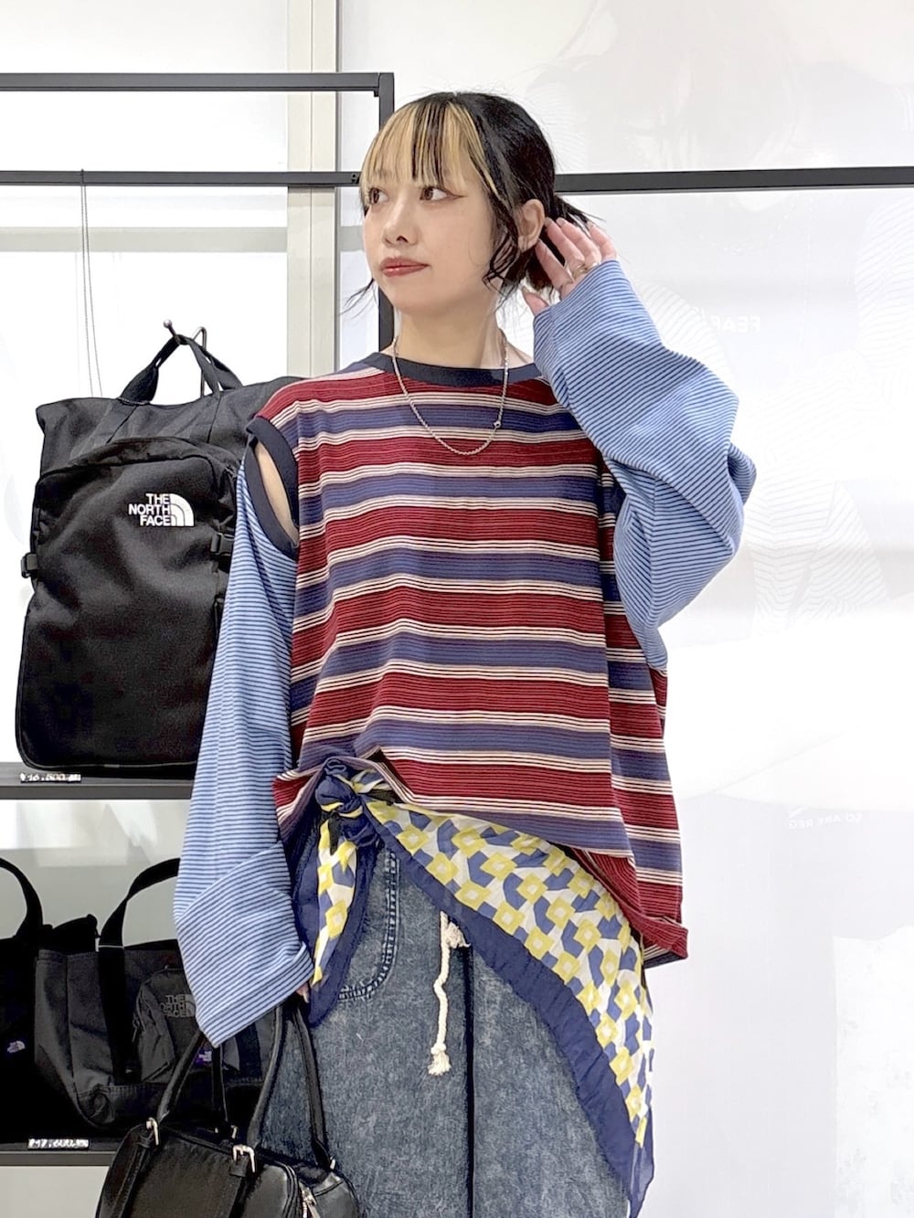 ブラック系のショルダーバッグ、ブラック系のその他シューズ、ブルー系のTシャツ/カットソーを着用したレディースの春コーディネートの5枚目の写真