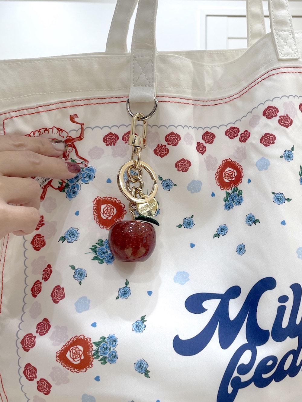 ホワイト系のベスト、ブラック系のパーカー、ブラック系のスカートを着用したレディースの秋コーディネートの5枚目の写真