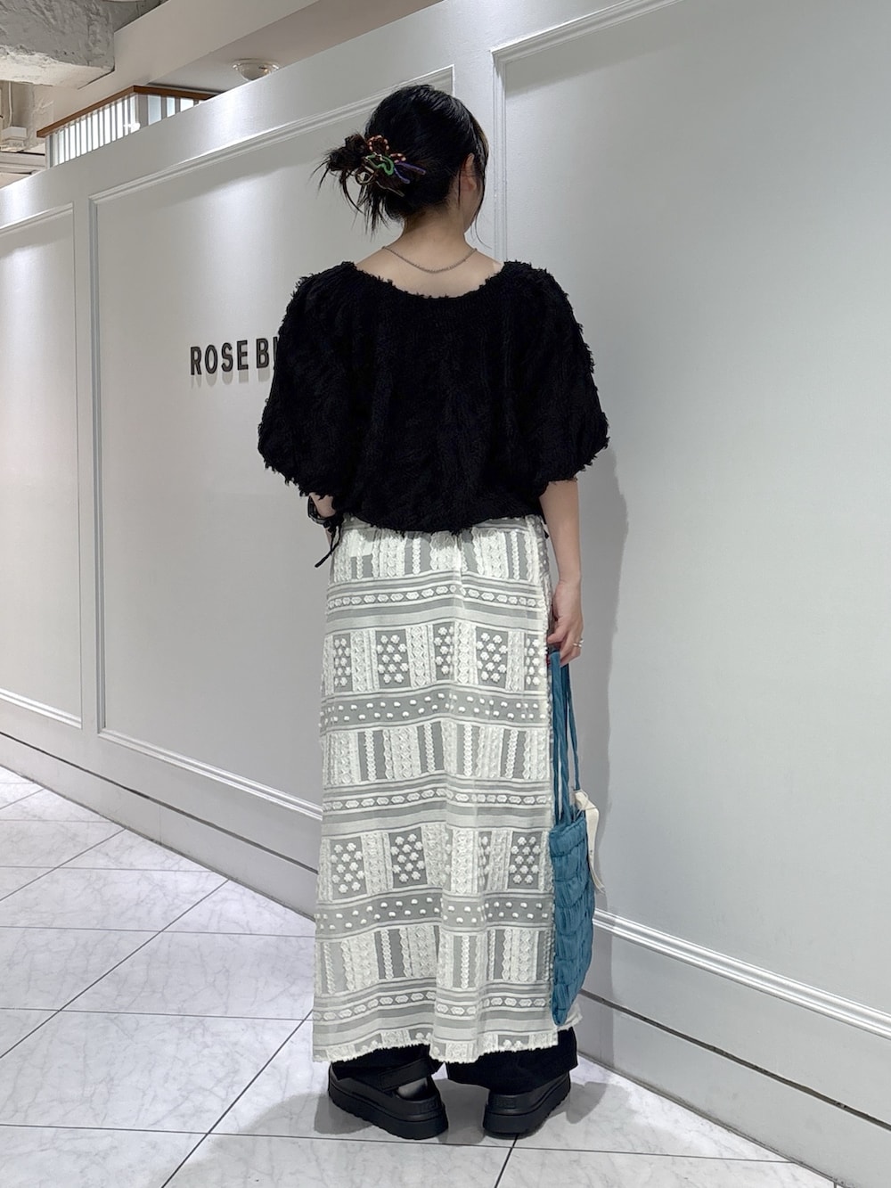 ブラック系のその他パンツ、ホワイト系のワンピース、ブラック系のシャツ/ブラウスを着用したレディースの夏コーディネートの3枚目の写真