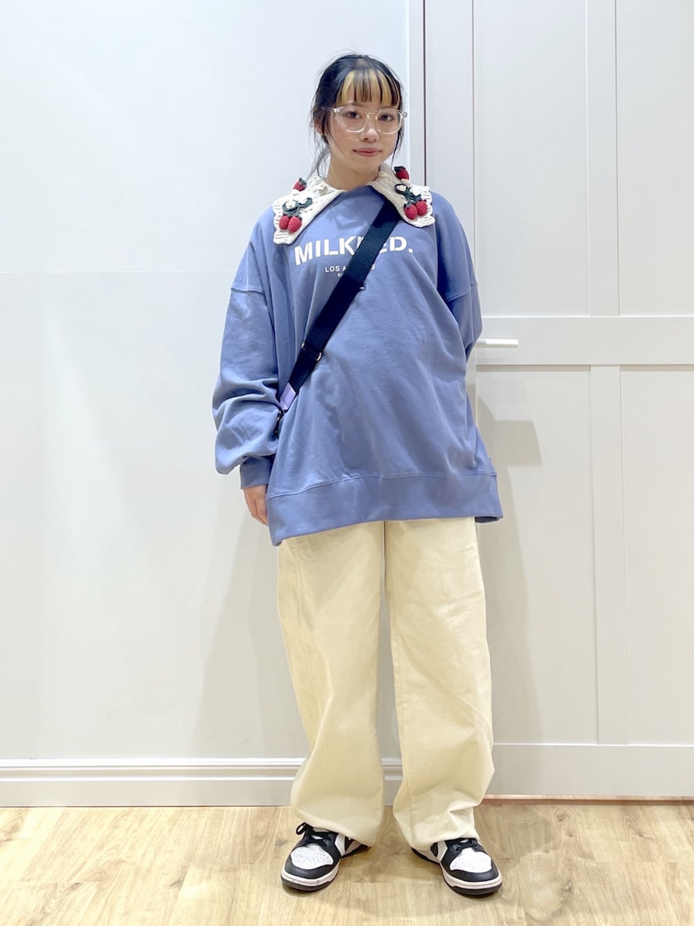ホワイト系のカーディガン/ボレロ、ブルー系のスウェット、ホワイト系のその他パンツを着用したレディースの秋コーディネートの2枚目の写真