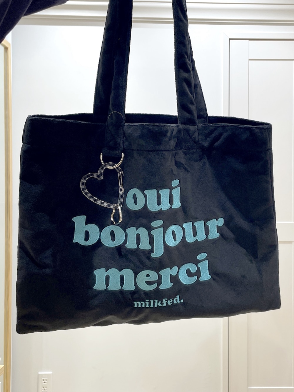 ピンク系のTシャツ/カットソー、ホワイト系のデニムパンツ、ブルー系のブルゾンを着用したレディースの冬コーディネートの8枚目の写真