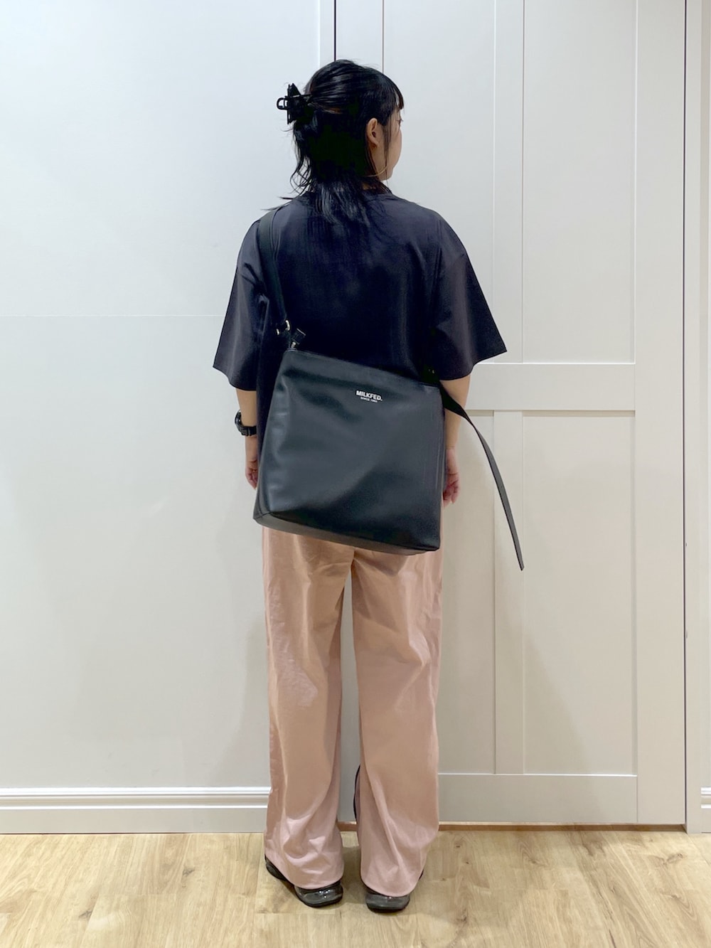 グレー系のTシャツ/カットソー、ブラック系のショルダーバッグ、ブラック系のサンダルを着用したレディースの夏コーディネートの2枚目の写真