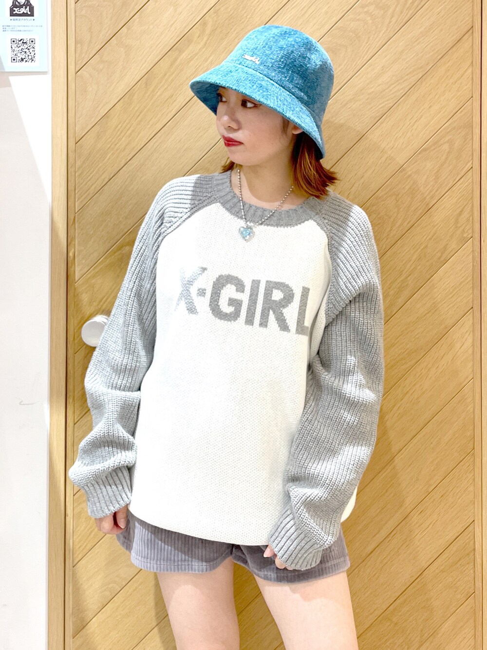 ブラック系のニット/セーター、グレー系のその他パンツ、ブラック系のブーツを着用したレディースの秋コーディネートの2枚目の写真