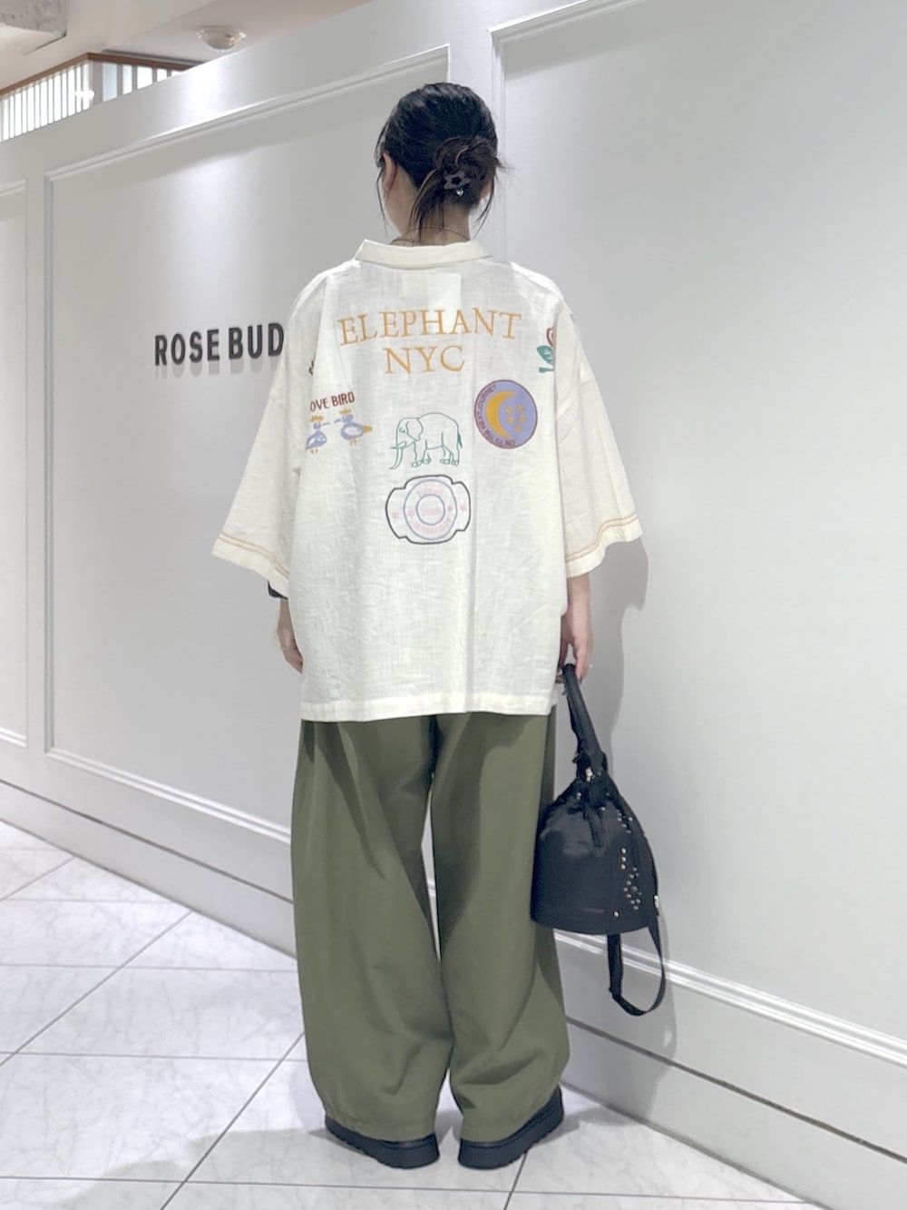 グリーン系のデニムパンツ、レッド系のタンクトップ、ブラック系のサンダルを着用したレディースの夏コーディネートの3枚目の写真