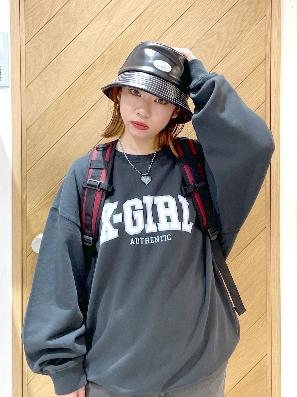「おしゃれさんと繋がりたい、ブーツ、ドクターマーチン、x-girl、エックスガール、バックパック、オーバーサイズ、カレッジスウェット、スウェット、バケットハット、低身長、相互フォロー、ミニスカート、スウェットセットアップ、ストリート」｜「X-girlのFAUX LEATHER BUCKET HAT/フェイクレザー バケットハット（ハット、ブラック系）」を使った、SAKI 🍣さん（レディース・151cm）の秋コーディネートの3枚目の写真
