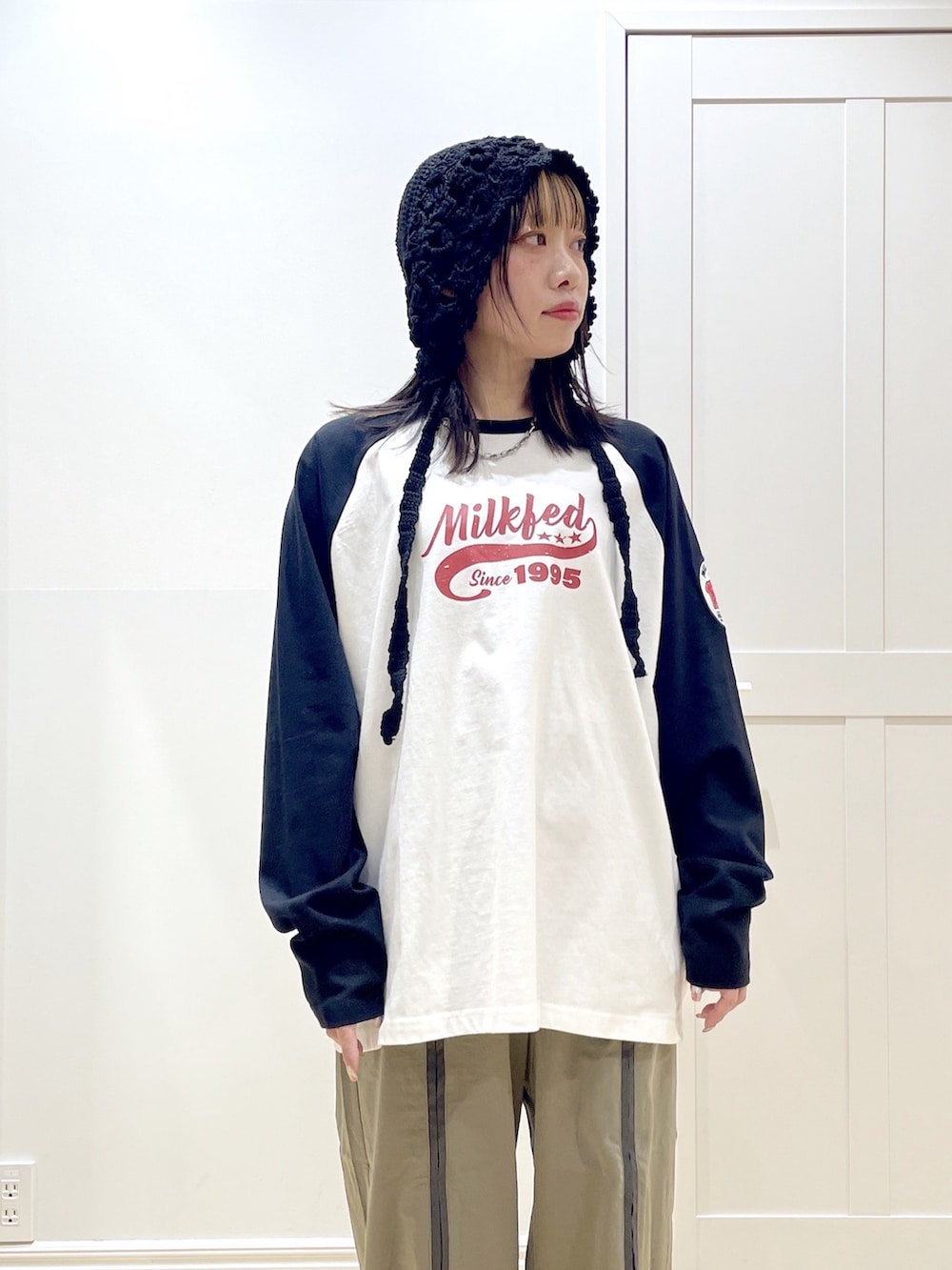 ブラック系のブーツ、ブラック系のスウェット、グリーン系のその他パンツを着用したレディースの冬コーディネートの4枚目の写真