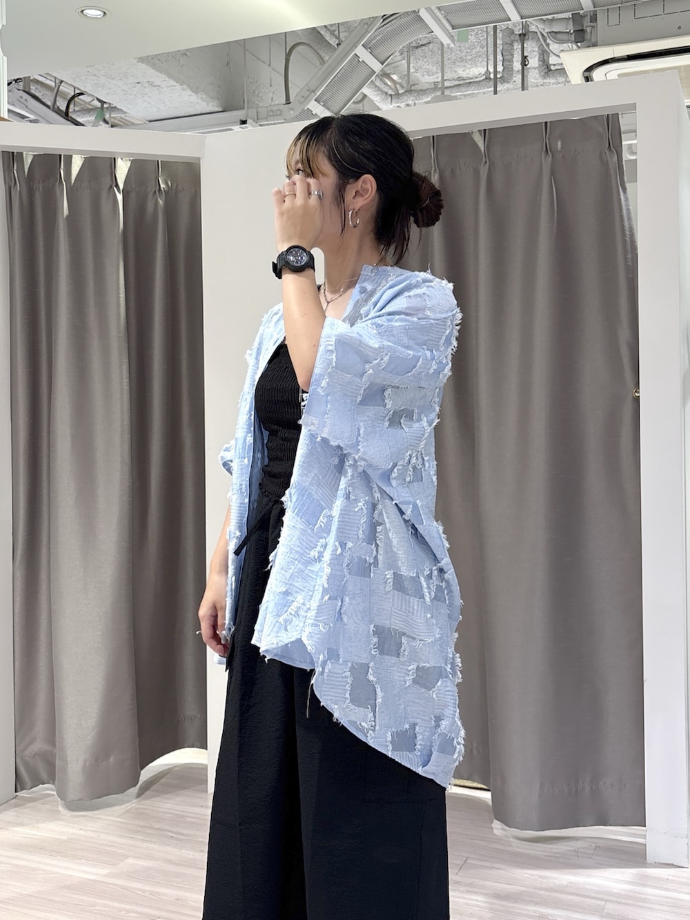 ブルー系のシャツ/ブラウス、ブラック系のスカート、ブラック系のサンダルを着用したレディースの夏コーディネートの4枚目の写真