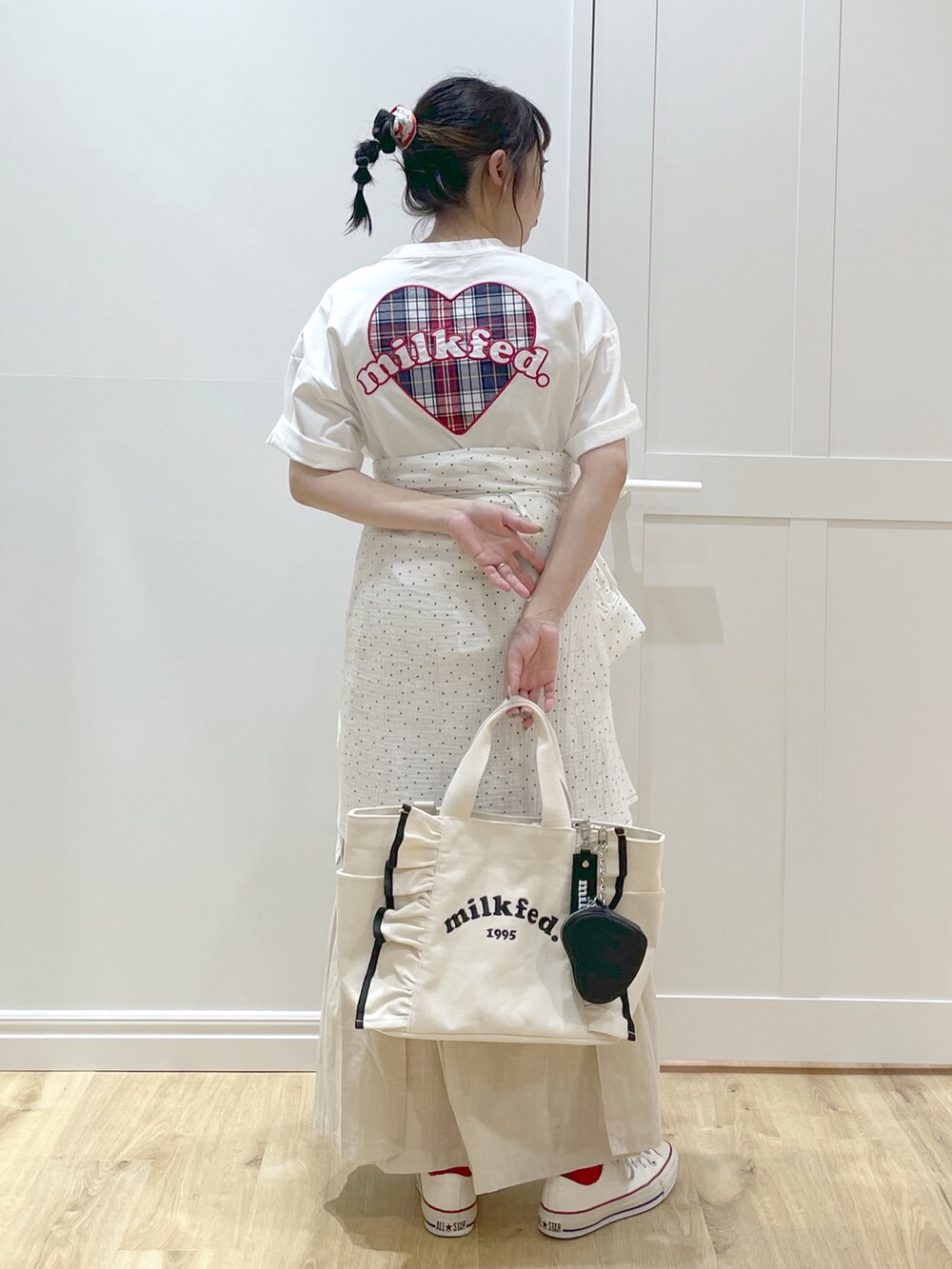 ホワイト系のショルダーバッグ、ホワイト系のTシャツ/カットソー、ホワイト系のワンピースを着用したレディースの春コーディネートの2枚目の写真