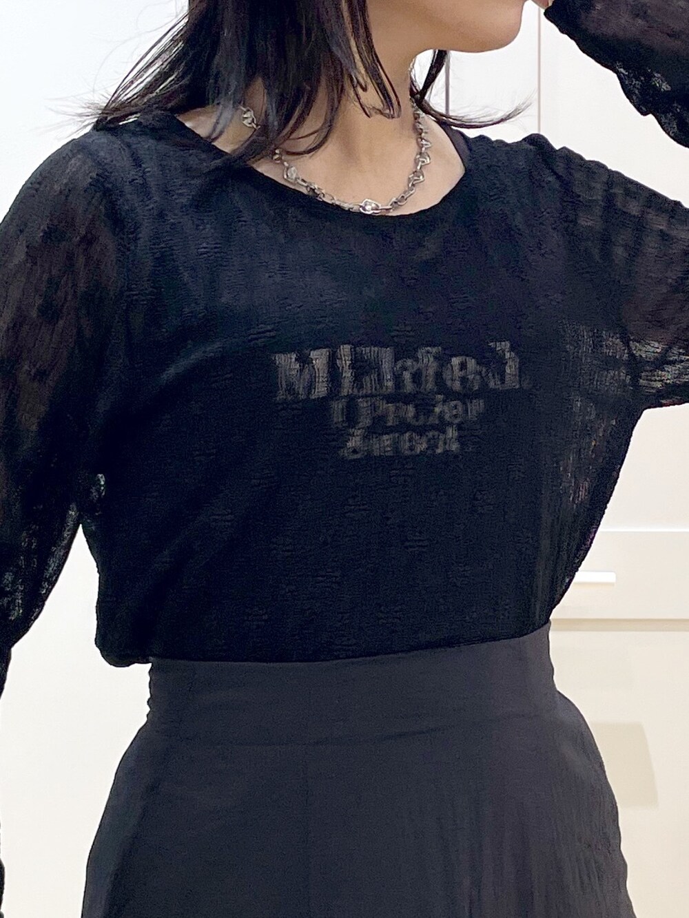 ブラック系のブーツ、ブラック系のスカート、ブラック系のタンクトップを着用したレディースの夏コーディネートの4枚目の写真