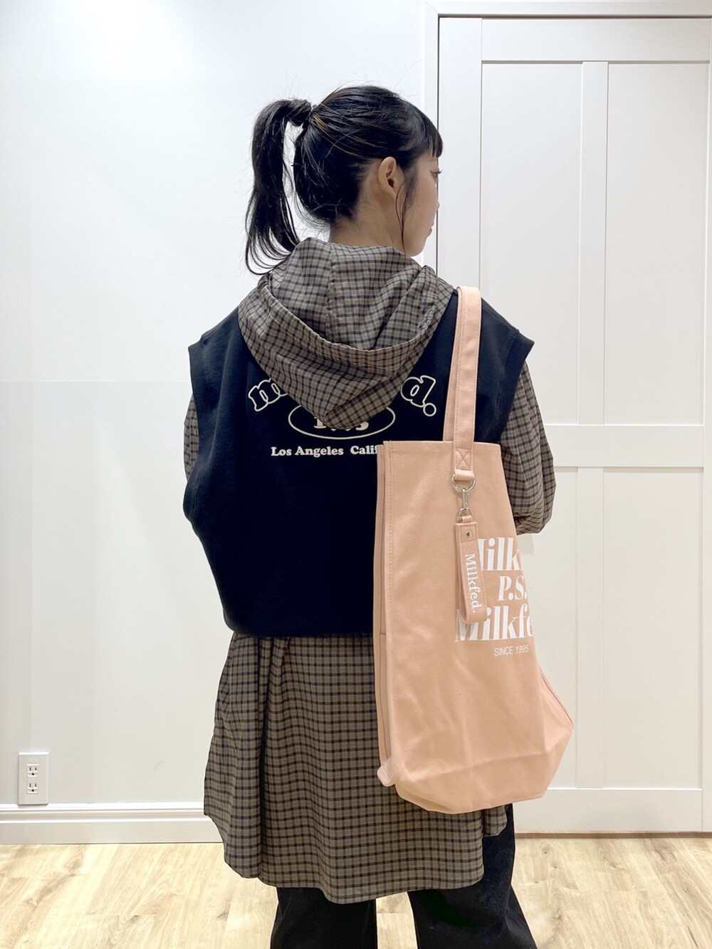 ブラック系のベスト、ブラウン系のシャツ/ブラウス、ブラック系のデニムパンツを着用したレディースの秋コーディネートの7枚目の写真