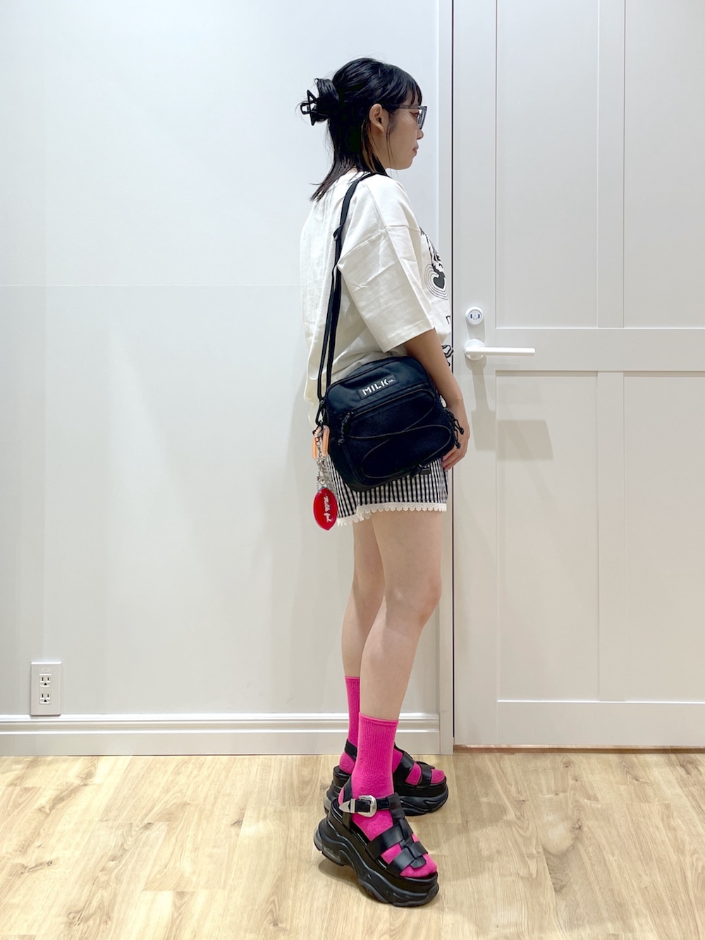 ブラック系のその他パンツ、ホワイト系のTシャツ/カットソー、ブラック系のサンダルを着用したレディースの夏コーディネートの3枚目の写真