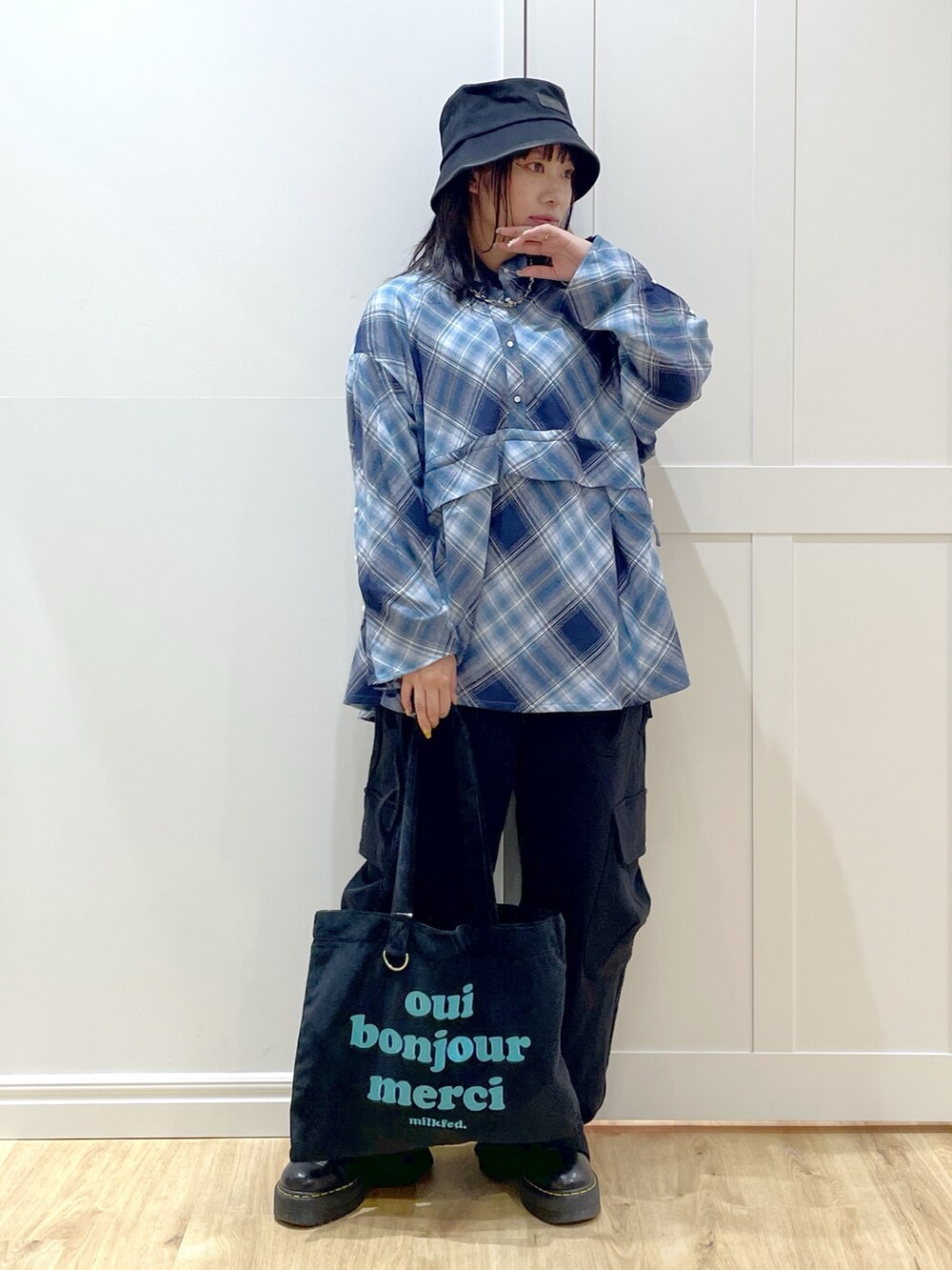 ブルー系のシャツ/ブラウス、ブラック系のスウェットパンツ、ブラック系のトートバッグを着用したレディースの秋コーディネートの5枚目の写真