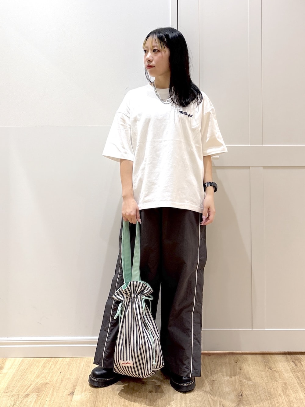 グレー系のその他パンツ、グレー系のパーカー、ホワイト系のTシャツ/カットソーを着用したレディースの冬コーディネートの9枚目の写真