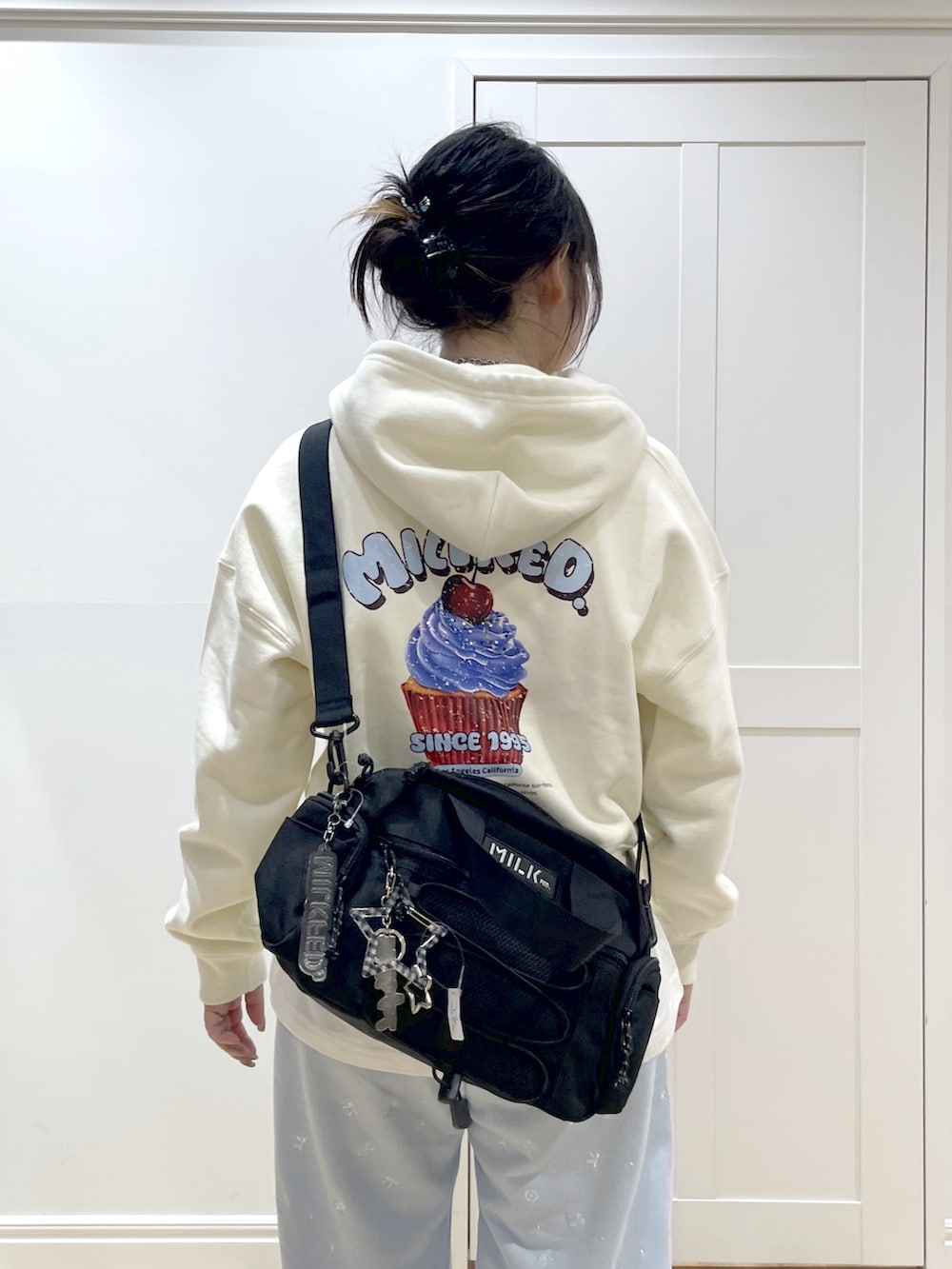 ホワイト系のパーカー、ホワイト系のTシャツ/カットソー、ブルー系のスウェットパンツを着用したレディースの冬コーディネートの7枚目の写真