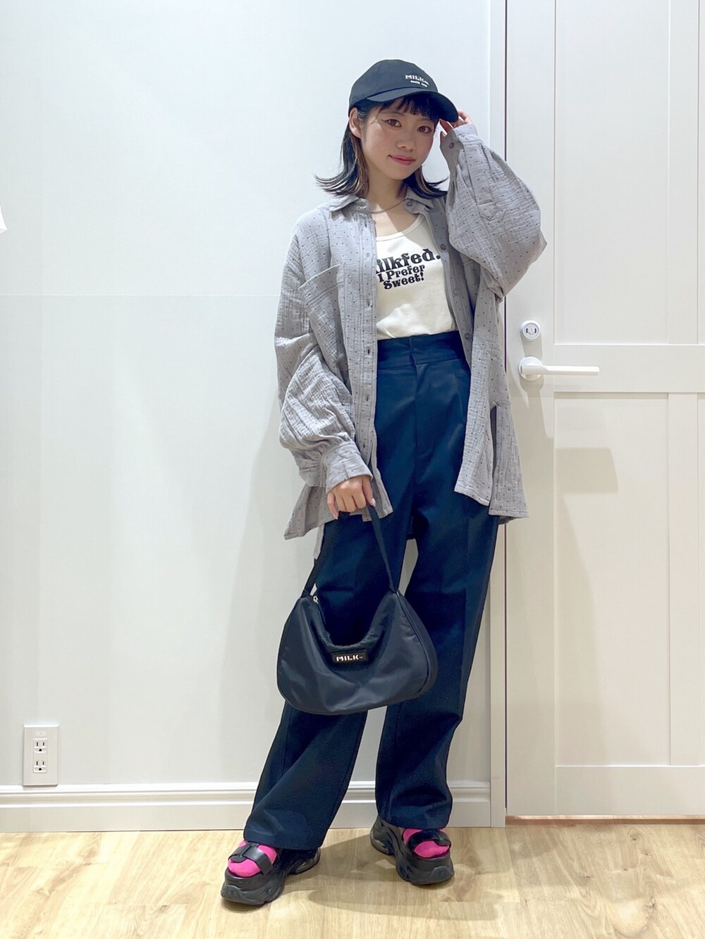 ブラック系のサンダル、ブラック系のハンドバッグ、ブルー系のその他パンツを着用したレディースの夏コーディネートの2枚目の写真