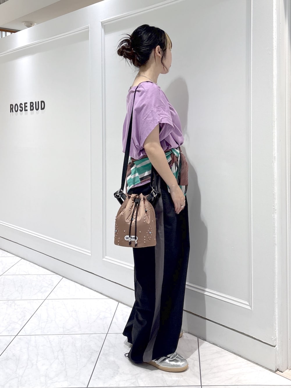 ブラック系のその他パンツ、シルバー系のスニーカー、パープル系のTシャツ/カットソーを着用したレディースの春コーディネートの2枚目の写真