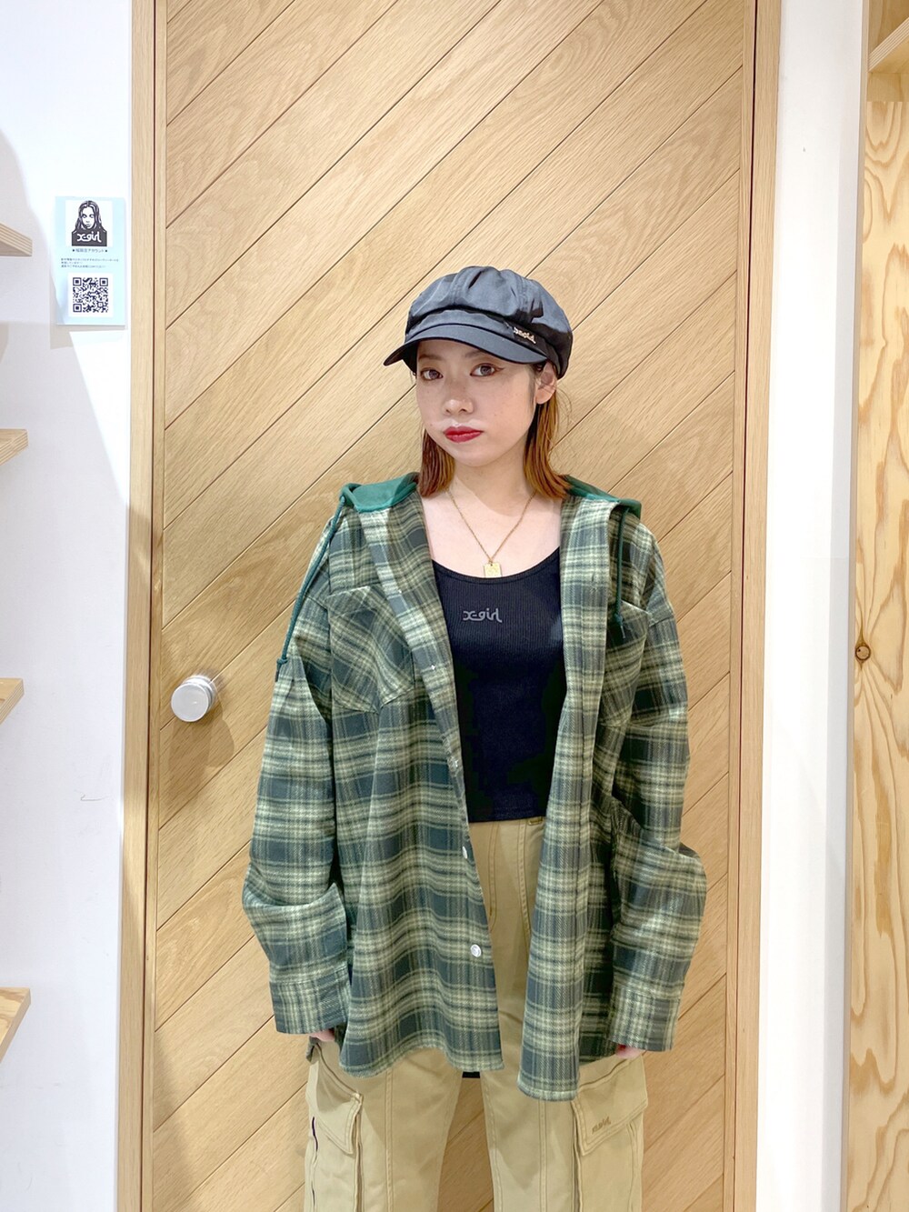 ベージュ系のカーゴパンツ、グリーン系のシャツ/ブラウス、ブラック系のタンクトップを着用したレディースの秋コーディネートの2枚目の写真